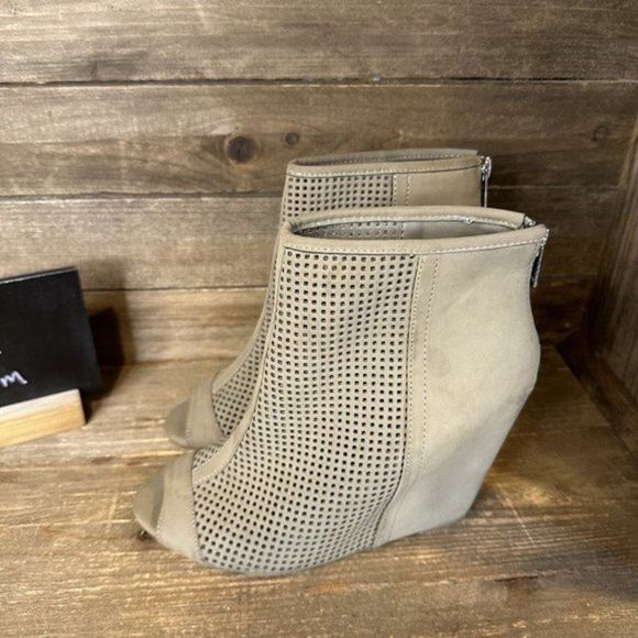 Womens Juicy Couture Wedge Peep Toe Perforated Nubuck Leather Heels Size 7 M GUC - Picture 2 of 6